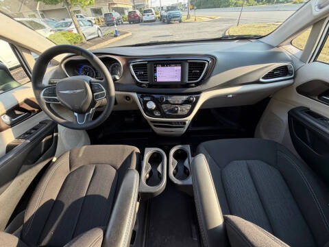 2022 Chrysler Voyager LX