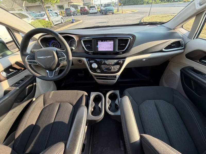 2022 Chrysler Voyager LX