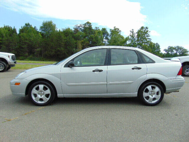 2004 Ford Focus for sale at E & M AUTO SALES in Locust Grove VA