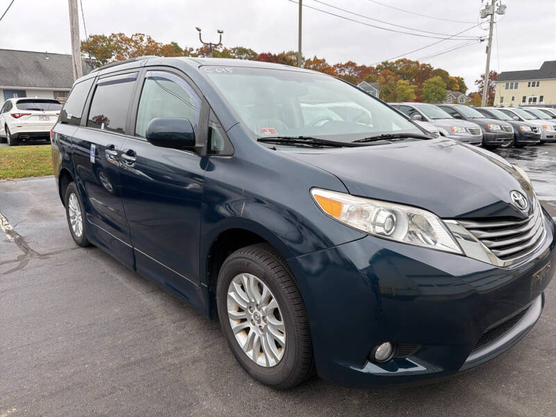 2011 Toyota Sienna Limited's photo