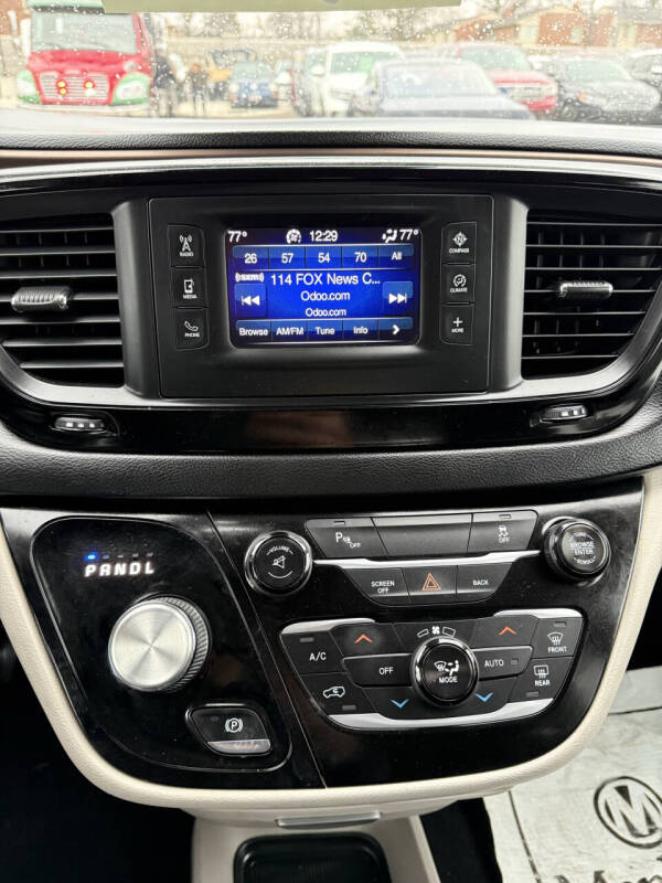 2017 Chrysler Pacifica Touring-L