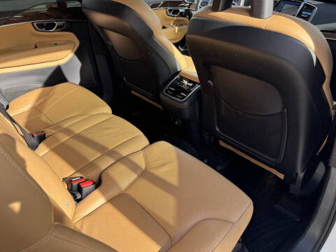 2016 Volvo XC90 T6 Momentum