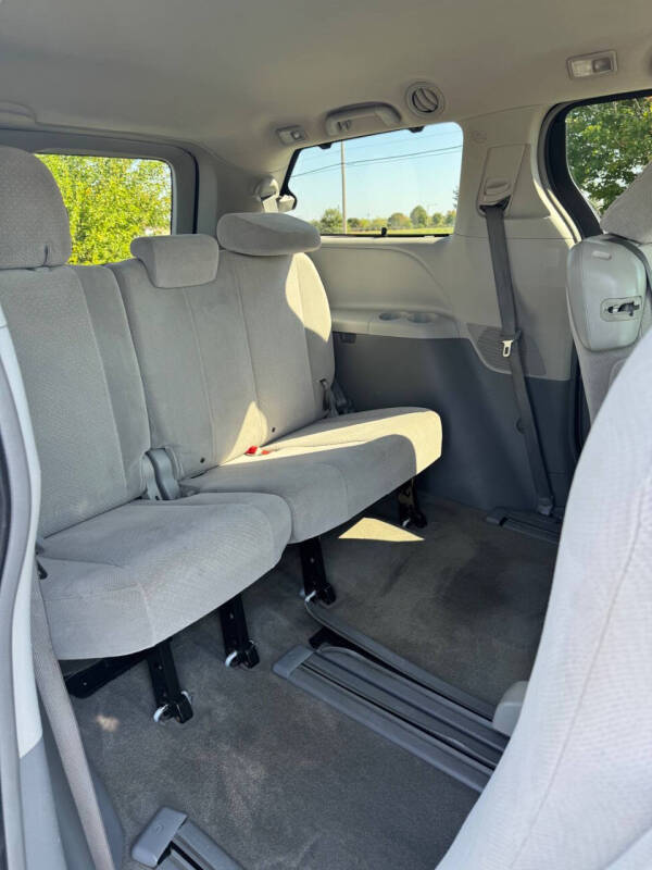 2013 Toyota Sienna LE 8-Passenger
