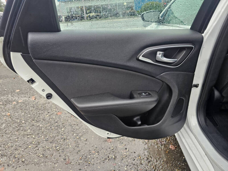 2016 Chrysler 200 LX