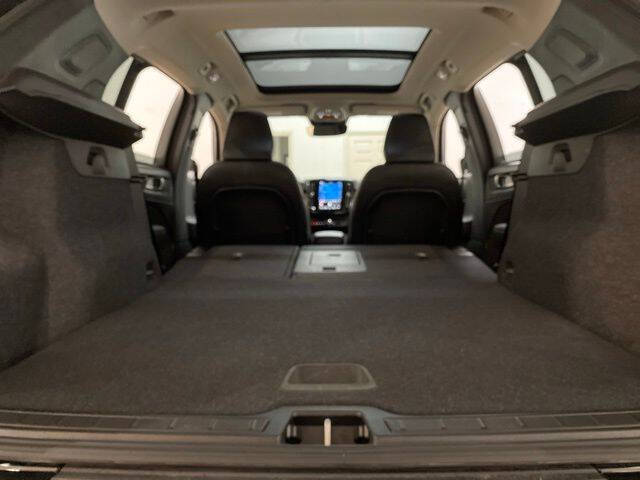 2025 Volvo XC40 B5 Core Bright Theme
