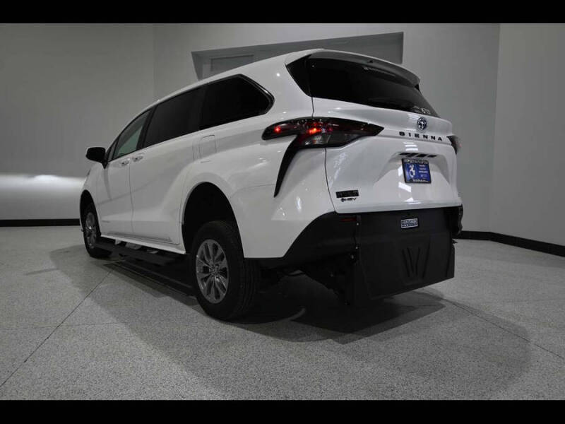 2025 Toyota Sienna LE 8-Passenger