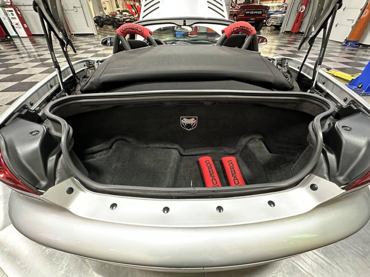 2005 Dodge Viper 31
