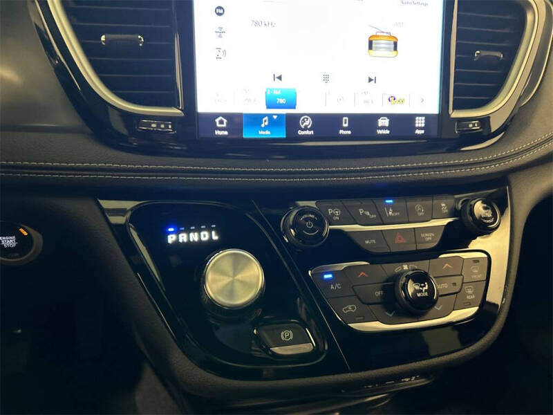 2025 Chrysler Pacifica Select