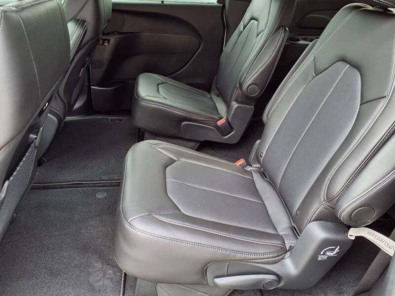 2025 Chrysler Pacifica Select