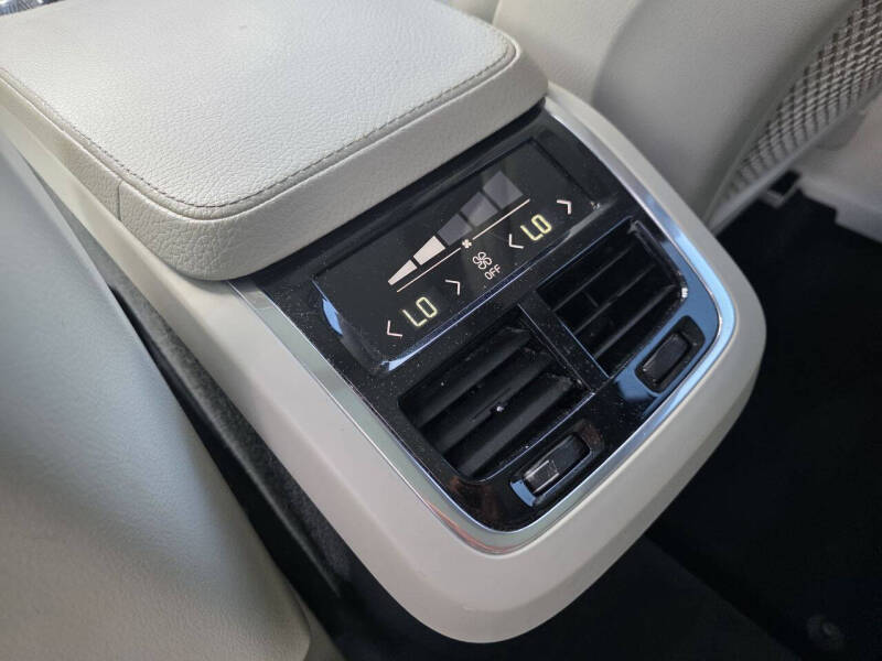 2016 Volvo XC90 T6 Momentum