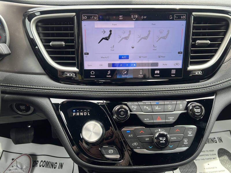 2025 Chrysler Pacifica Select