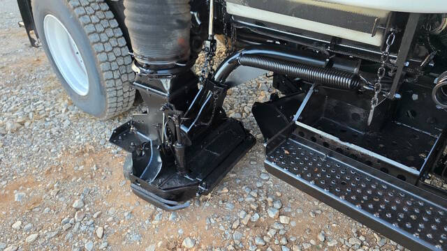 2011 Freightliner M2 106