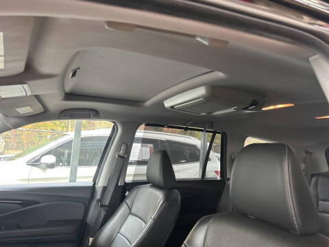 2019 Honda Pilot Touring w/Rear Captain's Chairs