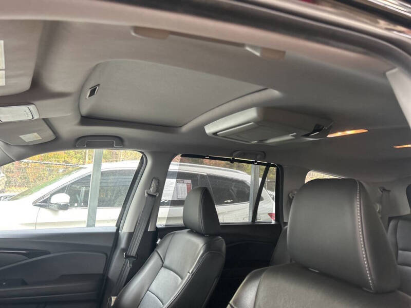 2019 Honda Pilot Touring w/Rear Captain's Chairs