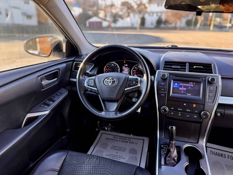 2015 Toyota Camry SE photo 18