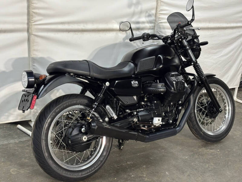 2022 Moto Guzzi V7 Stone