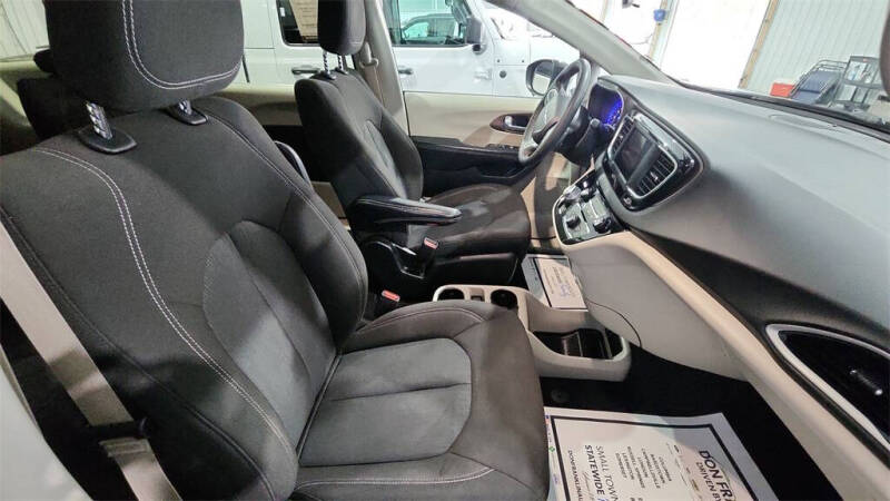 2022 Chrysler Voyager LX