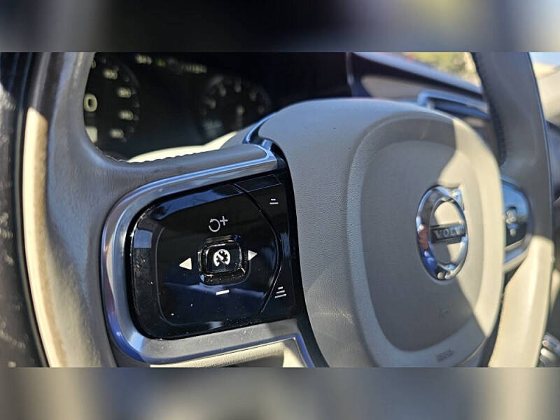 2017 Volvo XC90 T6 Momentum