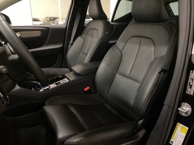 2025 Volvo XC40 B5 Plus Dark Theme