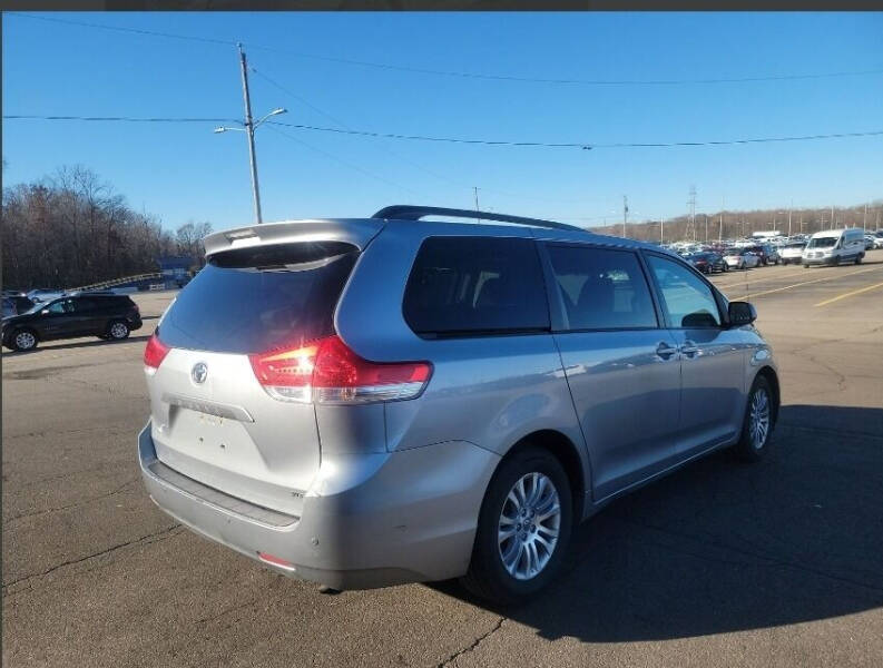 2011 Toyota Sienna null photo 13