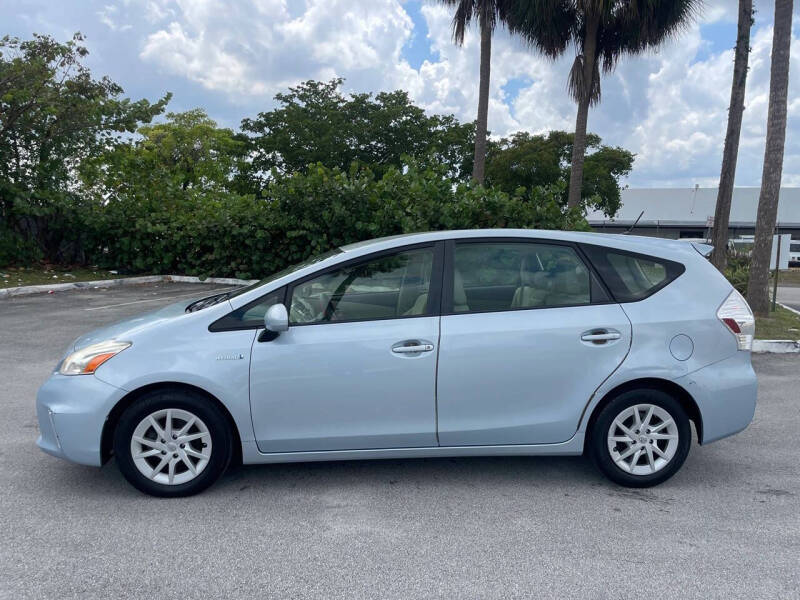 2014 Toyota Prius v Two
