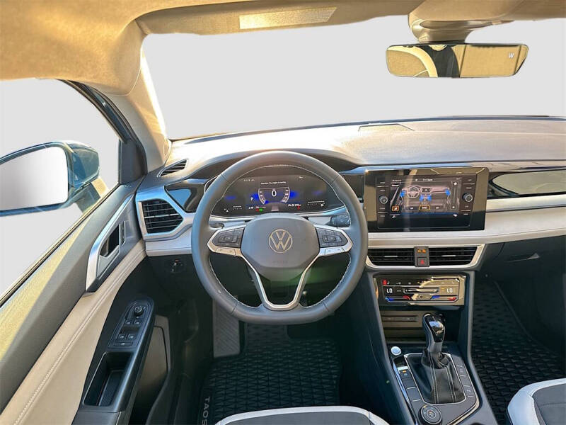 2025 Volkswagen Taos SE 4Motion