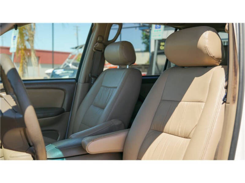 2004 Toyota Sequoia SR5