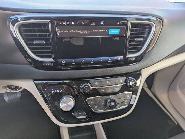 2022 Chrysler Voyager LX