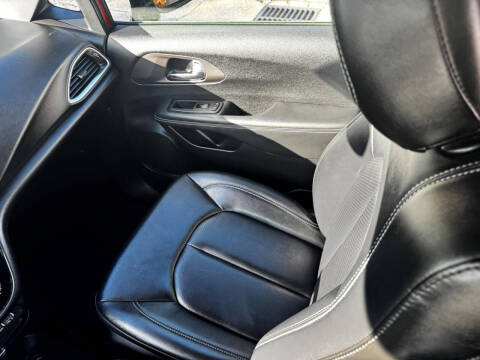 2025 Chrysler Voyager LX