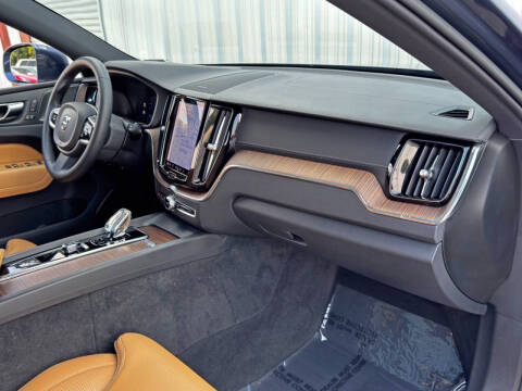2023 Volvo XC60 B5 Ultimate Bright Theme