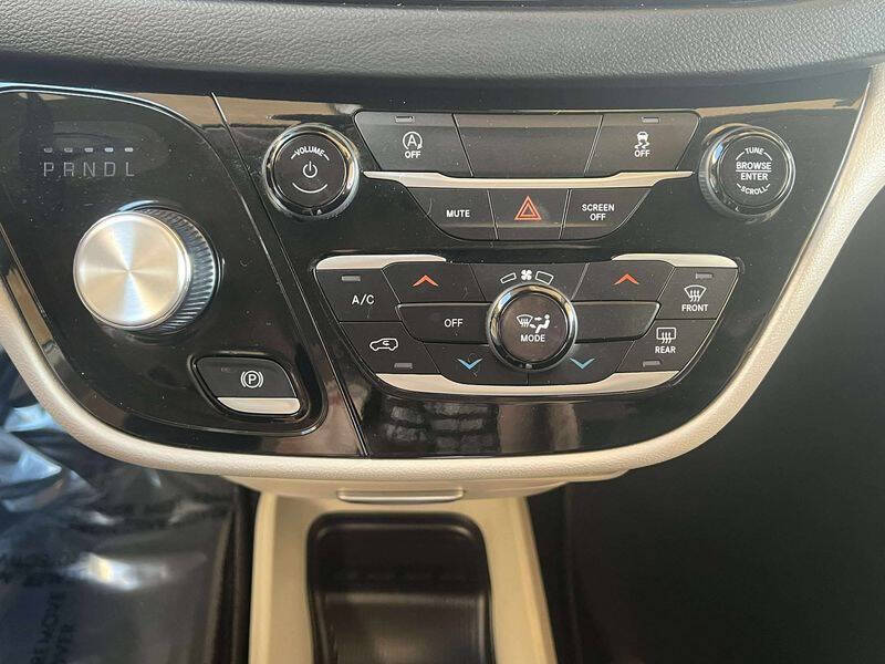 2024 Chrysler Voyager LX