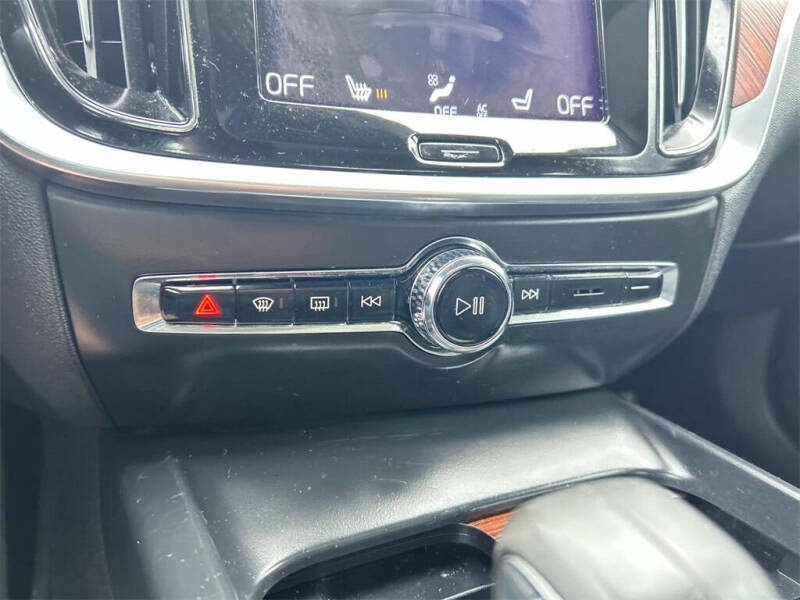 2022 Volvo S60 B5 Momentum