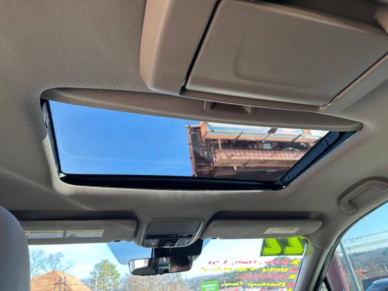 2022 Honda Pilot Touring w/Rear Captain's Chairs