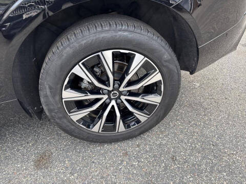 2024 Volvo XC60 B5 Plus Dark Theme