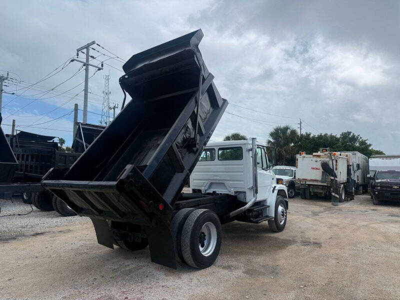 2002 Freightliner FL70