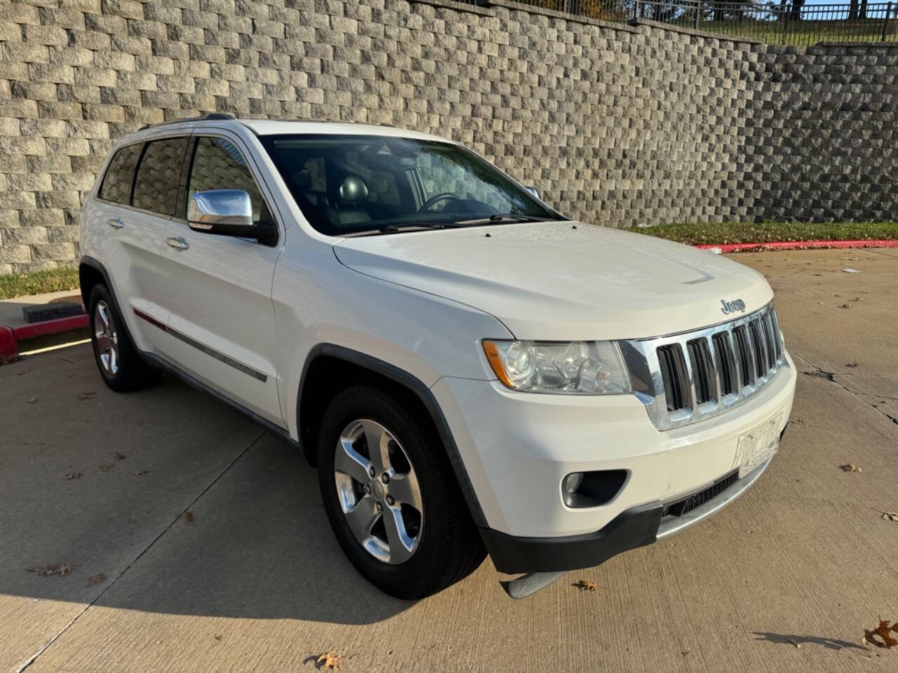 2011 Jeep Grand Cherokee for sale at 10-4 AUTO GROUP LLC in Raytown, MO