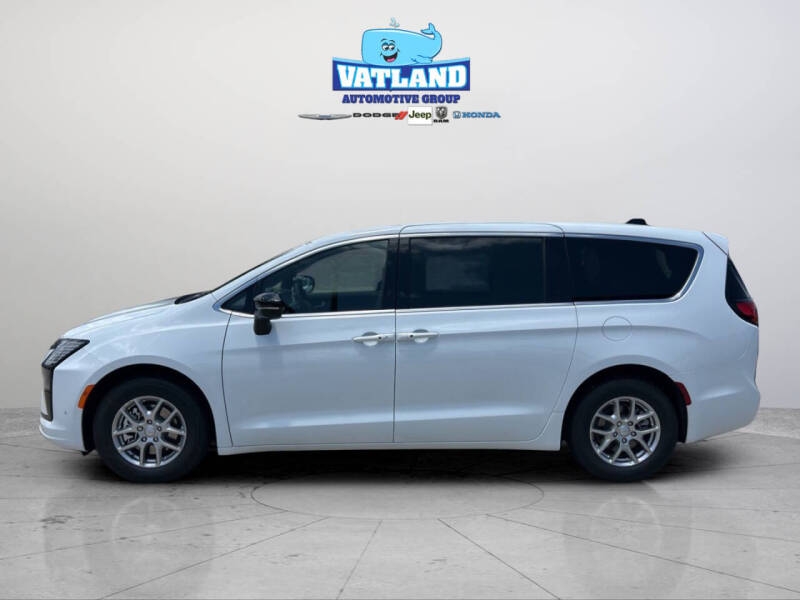2027 Chrysler Pacifica Select
