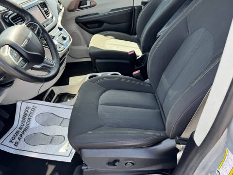 2023 Chrysler Voyager LX