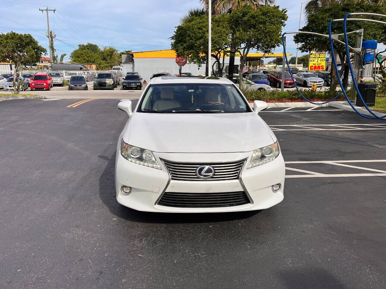 2014 LEXUS ES Sedan - $13,500