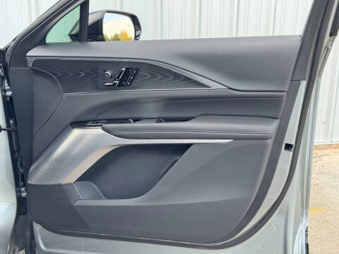 2025 Cadillac LYRIQ Luxury 2