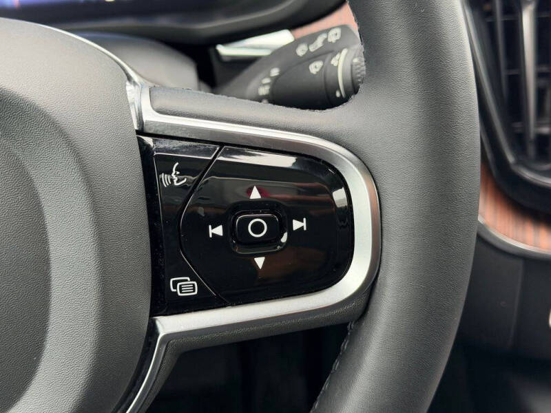2023 Volvo XC60 B5 Plus Dark Theme