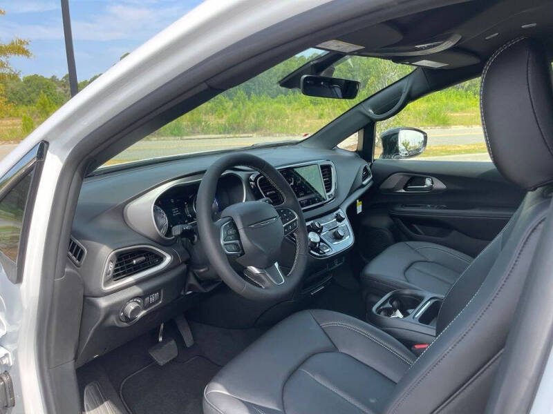 2027 Chrysler Pacifica LX