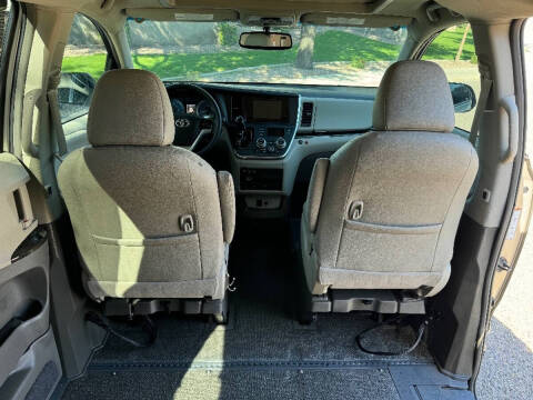 2017 Toyota Sienna XLE Premium 8-Passenger