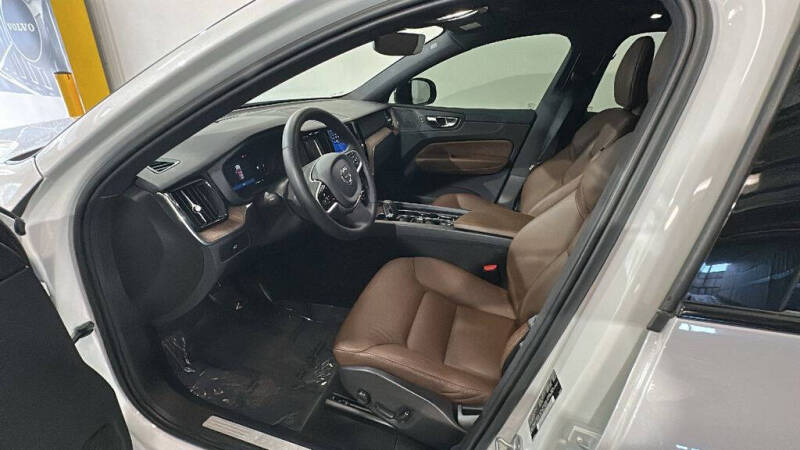2023 Volvo XC60 B5 Plus Dark Theme