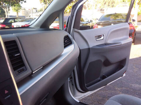 2015 Toyota Sienna LE 8-Passenger