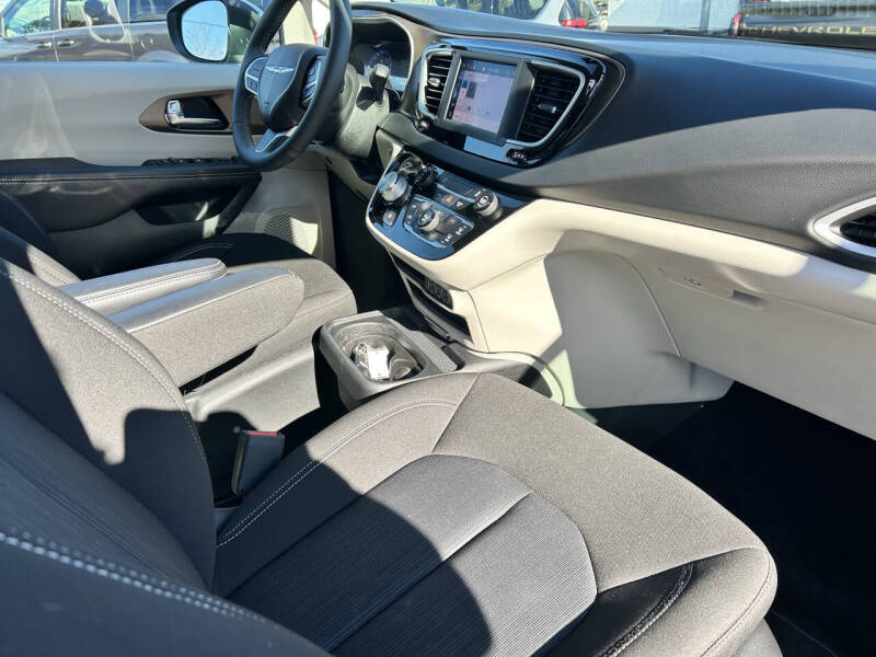 2022 Chrysler Voyager LX