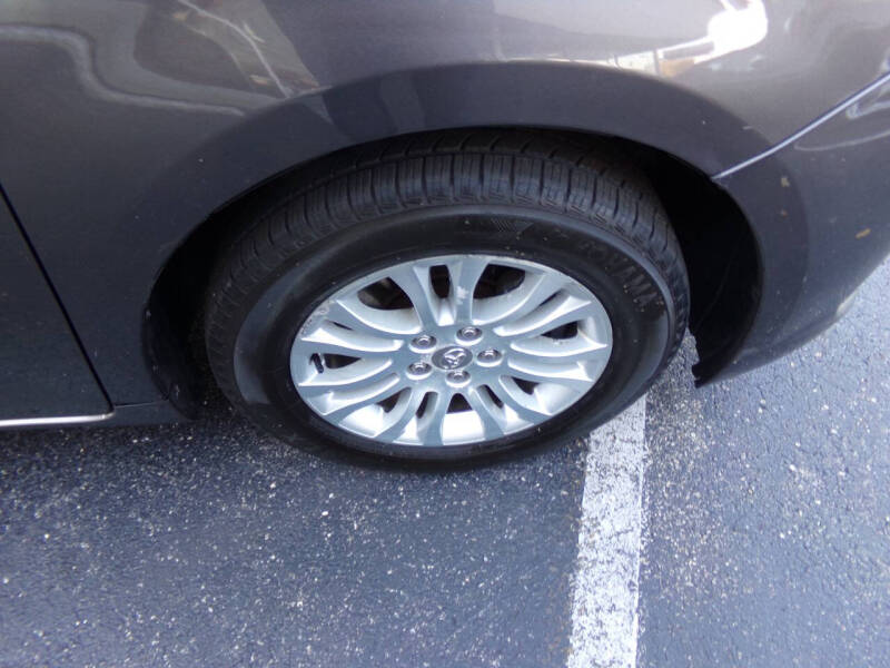 2011 Toyota Sienna XLE 7-Passenger Auto Access Seat