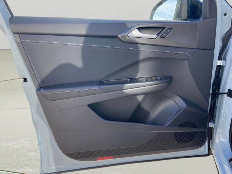 2025 Volkswagen Taos SE Black 4Motion