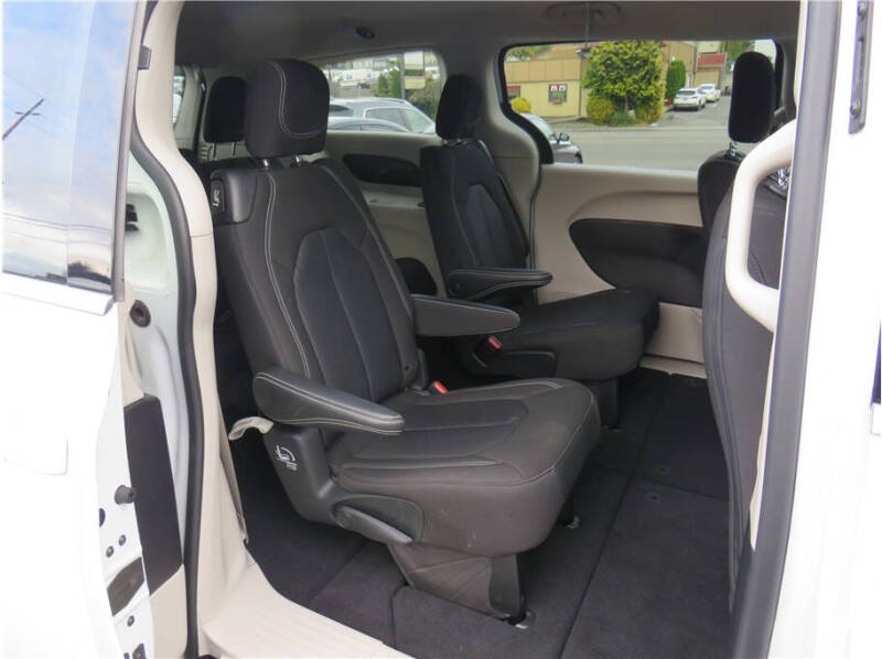 2022 Chrysler Voyager LX