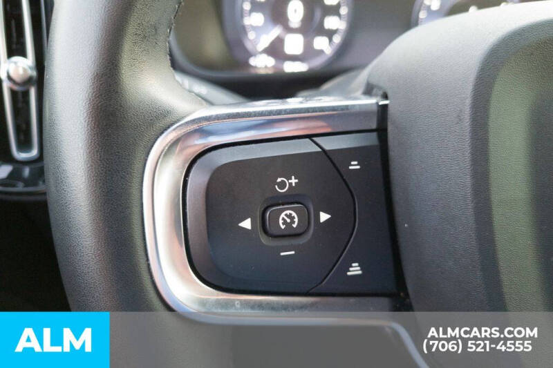 2022 Volvo XC40 T5 R-Design